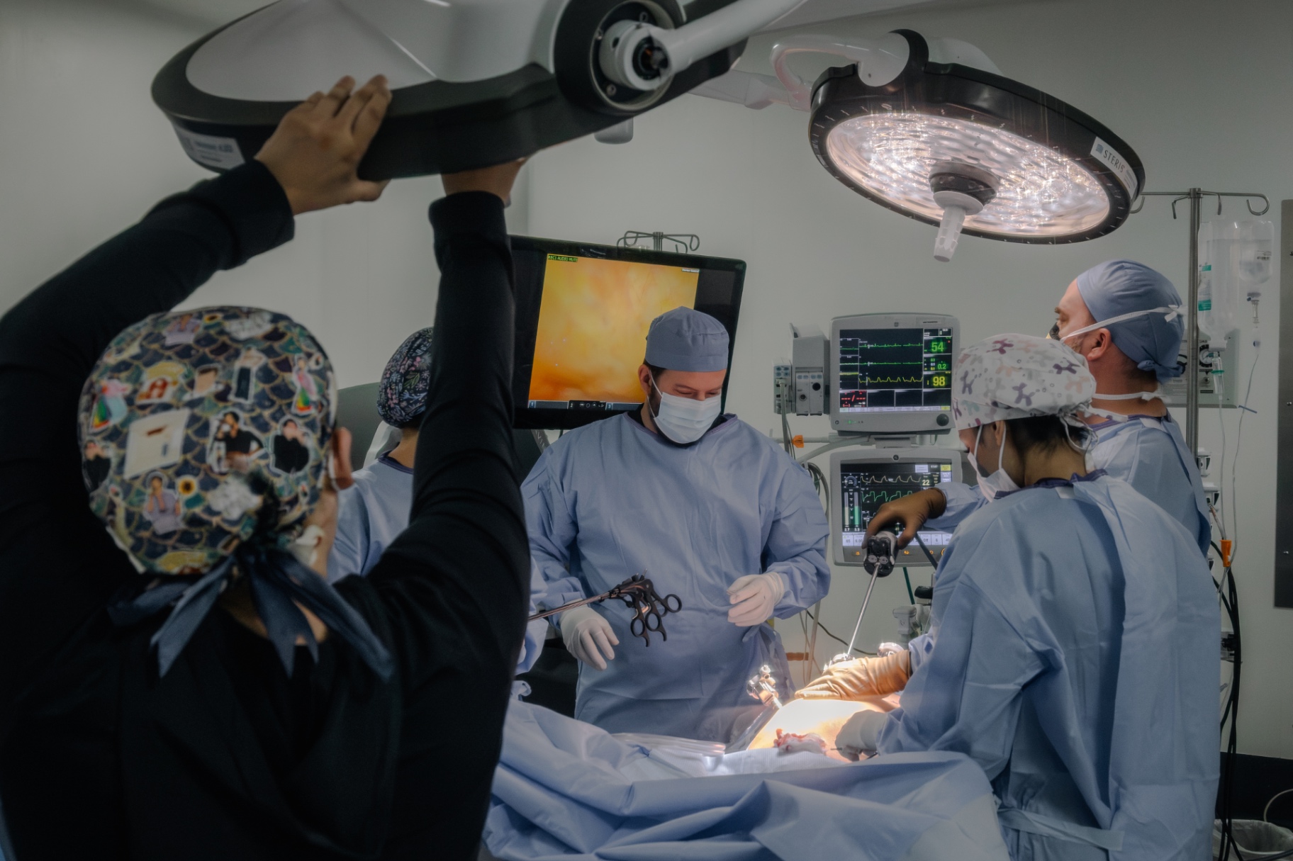 Dr. Jaime Corona y equipo quirúrgico coordinando una cirugía oncológica