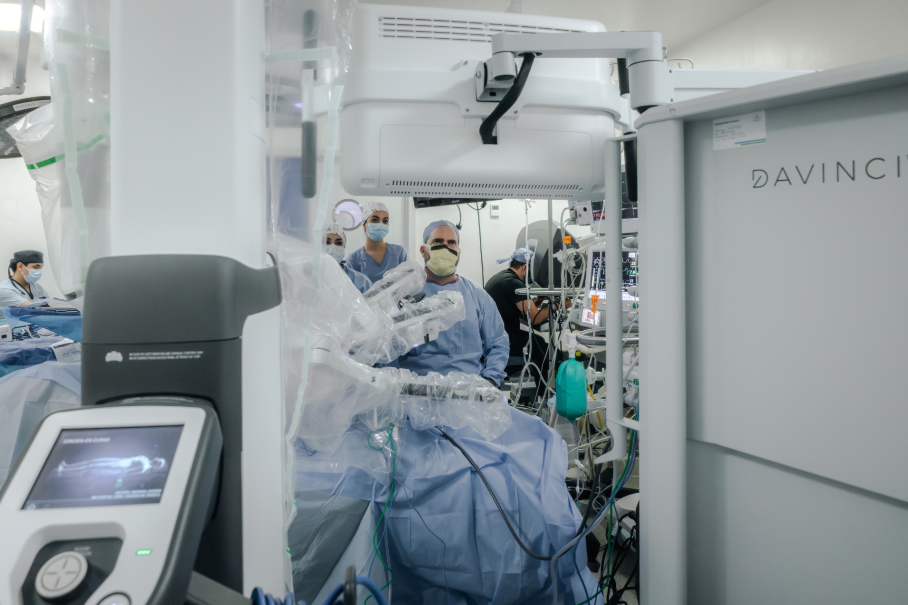 Sistema Da Vinci y equipo quirúrgico durante una cirugía robótica de colon en Guadalajara