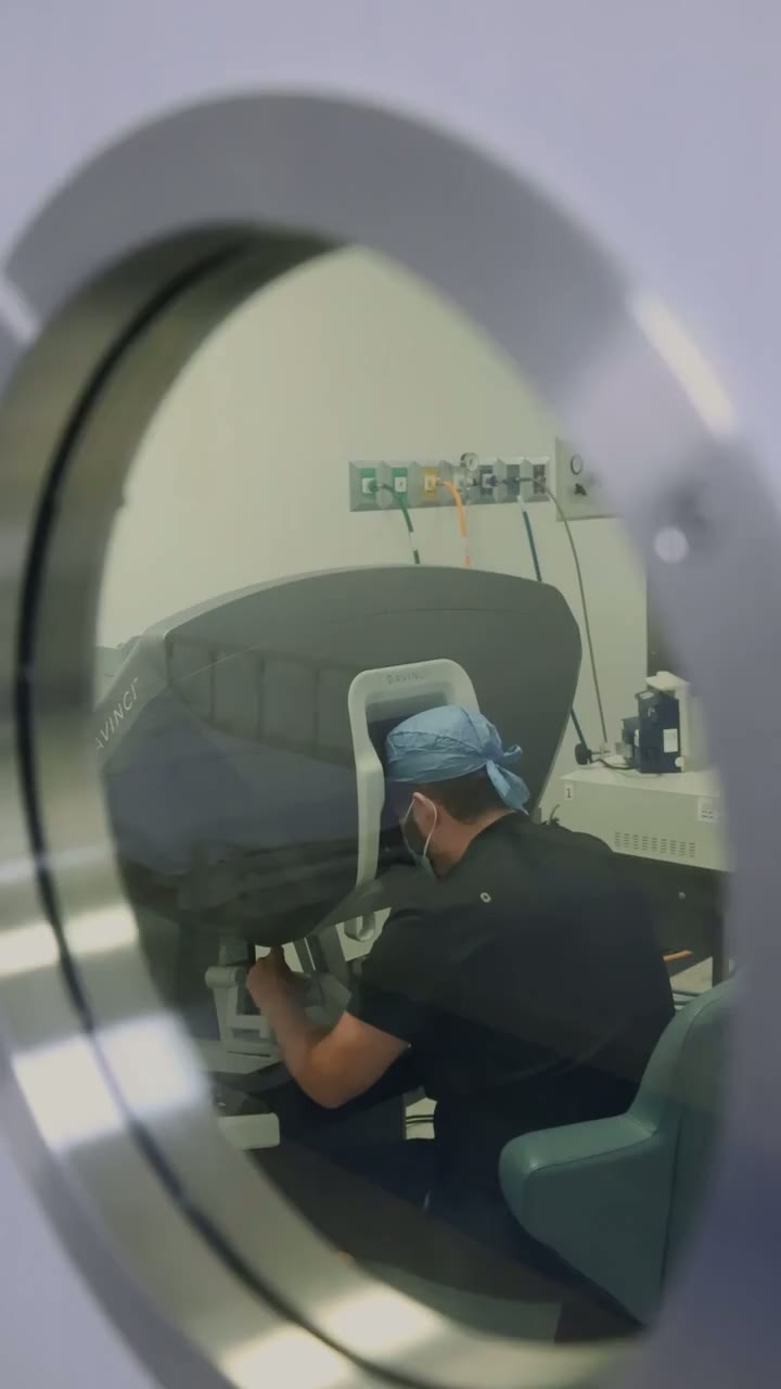 Dr. Jaime Corona dirigiendo una cirugía robótica desde la consola Da Vinci
